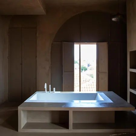 Life Gallery & Hotel 5*