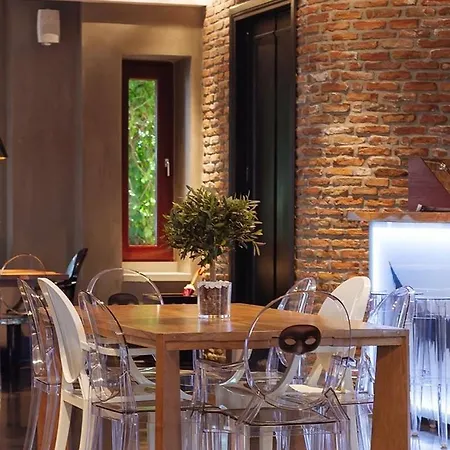 Life Gallery & Hotel Korce