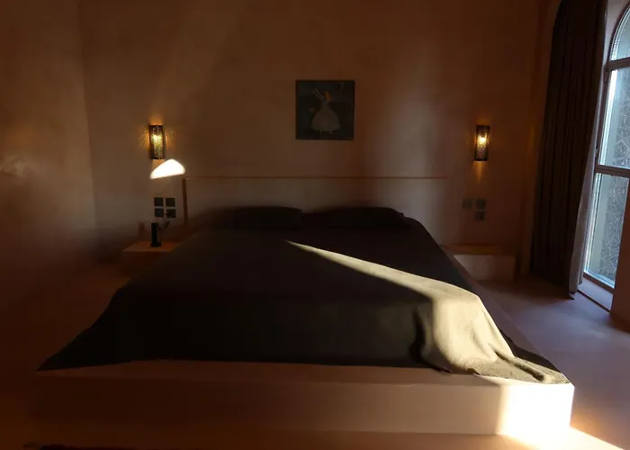 Life Gallery & Hotel