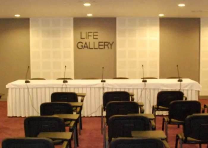 Life Gallery & Hotel 5*